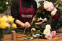 Paní květinářka váže kytici - detail na ruce