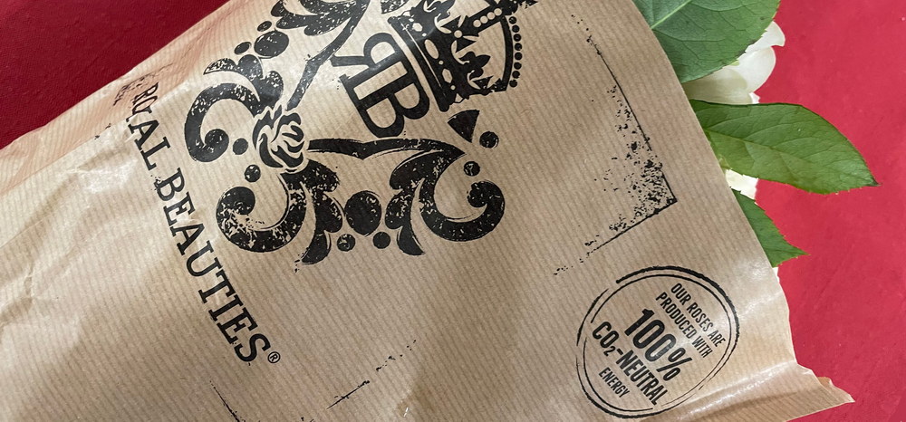 Růže v transportním balení s označením 100% CO2 neutrální