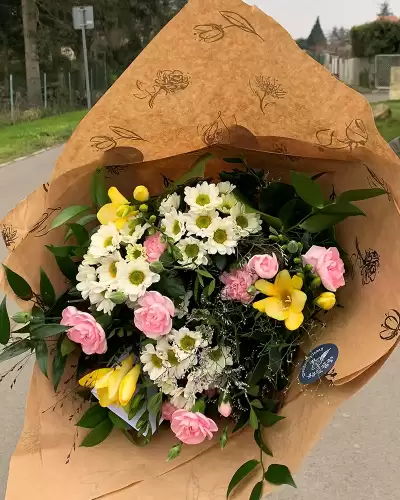 Slečně v Liberci byla doručena kytice k narozeninám.