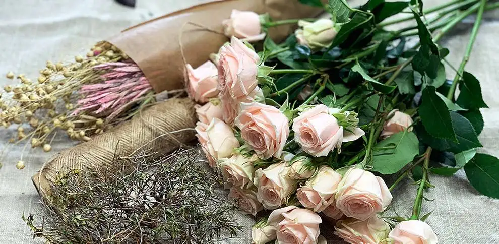 Pugét růží - elegantní dárek pro každou příležitost